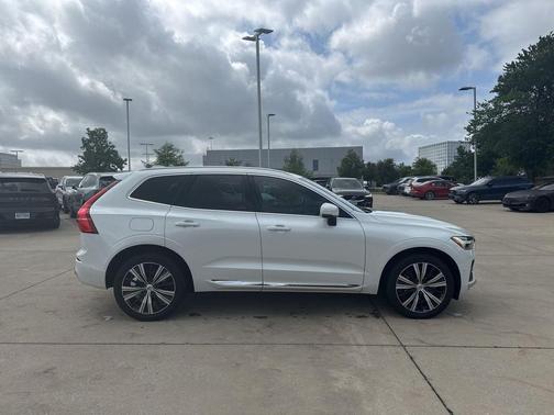 Crystal White Metallic 2023 Volvo XC60 B5 Plus Bright Theme