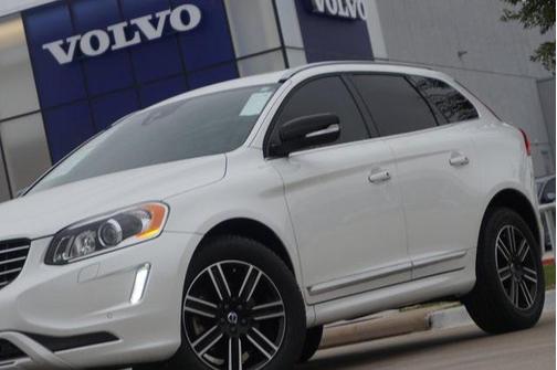 Crystal White Pearl 2017 Volvo XC60 T5 Dynamic