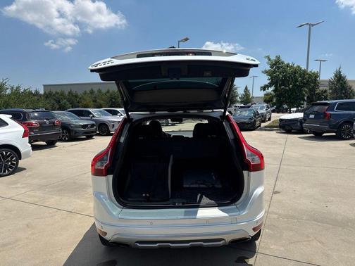 Crystal White Pearl 2017 Volvo XC60 T5 Dynamic