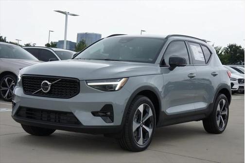 2025 Volvo XC40 B5 Plus Bright Theme