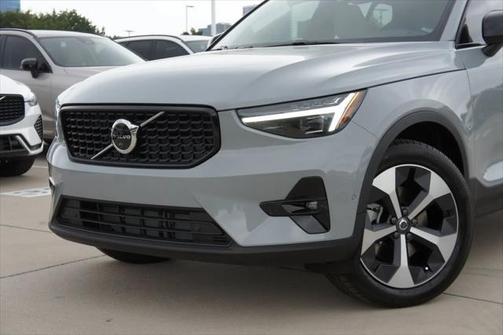2025 Volvo XC40 B5 Plus Bright Theme