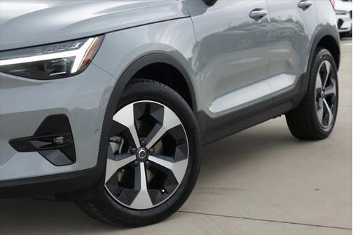 2025 Volvo XC40 B5 Plus Bright Theme