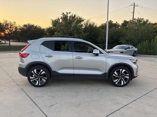 2025 Volvo XC40 B5 Plus Bright Theme