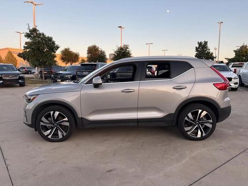 2025 Volvo XC40 B5 Plus Bright Theme