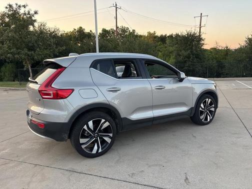 2025 Volvo XC40 B5 Plus Bright Theme