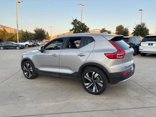 2025 Volvo XC40 B5 Plus Bright Theme