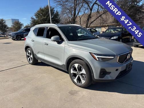 2025 Volvo XC40 B5 Plus Bright Theme