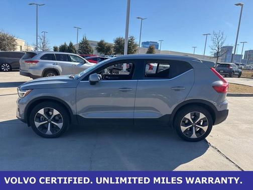 2025 Volvo XC40 B5 Plus Bright Theme