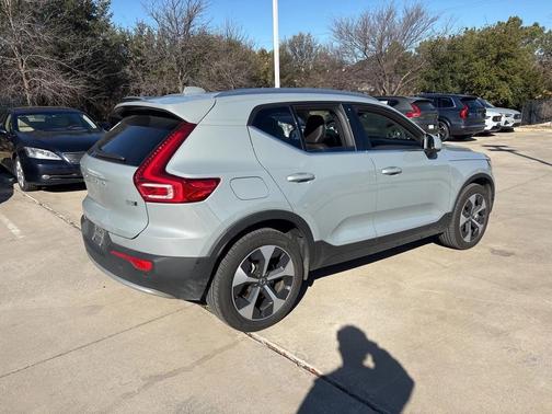 2025 Volvo XC40 B5 Plus Bright Theme