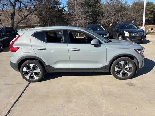 2025 Volvo XC40 B5 Plus Bright Theme