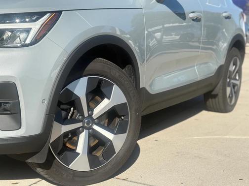 2025 Volvo XC40 B5 Plus Bright Theme