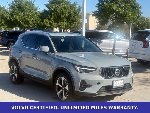 2025 Volvo XC40 B5 Plus Bright Theme