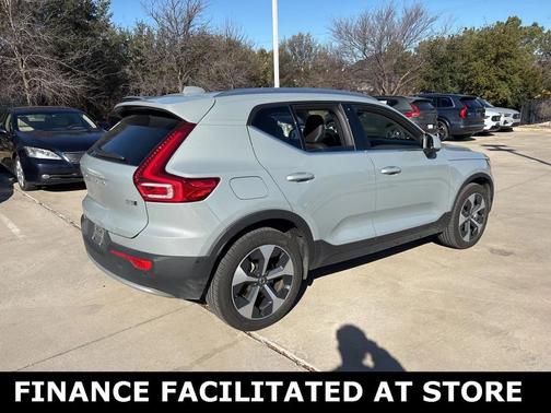 2025 Volvo XC40 B5 Plus Bright Theme