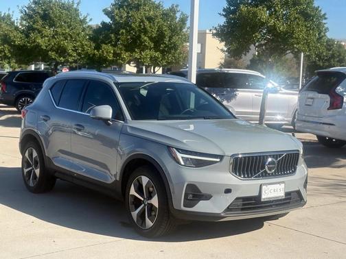 2025 Volvo XC40 B5 Plus Bright Theme