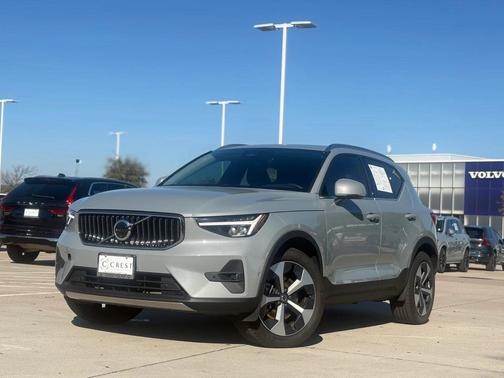 2025 Volvo XC40 B5 Plus Bright Theme