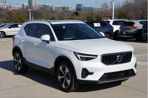 2025 Volvo XC40 B5 Plus Bright Theme