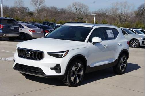 2025 Volvo XC40 B5 Plus Bright Theme