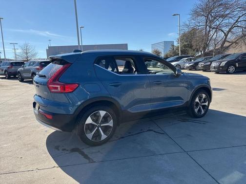 2025 Volvo XC40 B5 Plus Bright Theme