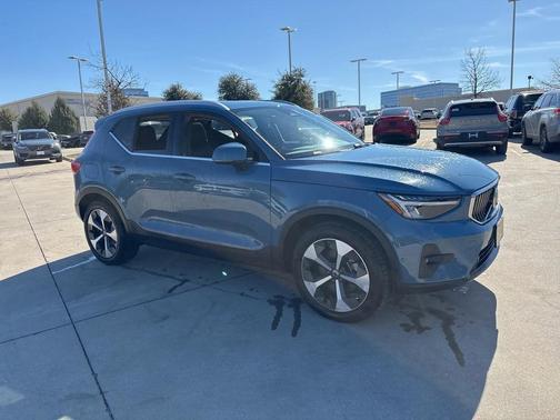 2025 Volvo XC40 B5 Plus Bright Theme