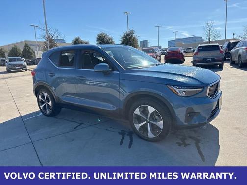 2025 Volvo XC40 B5 Plus Bright Theme