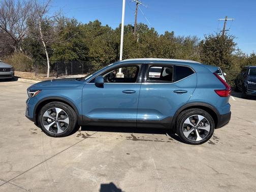 2025 Volvo XC40 B5 Plus Bright Theme