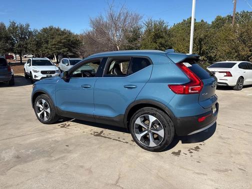 2025 Volvo XC40 B5 Plus Bright Theme