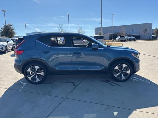 2025 Volvo XC40 B5 Plus Bright Theme