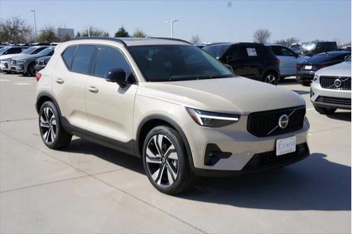 2025 Volvo XC40 B5 Ultra Dark Theme