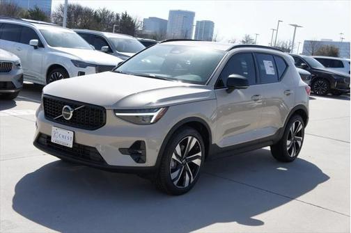 2025 Volvo XC40 B5 Ultra Dark Theme