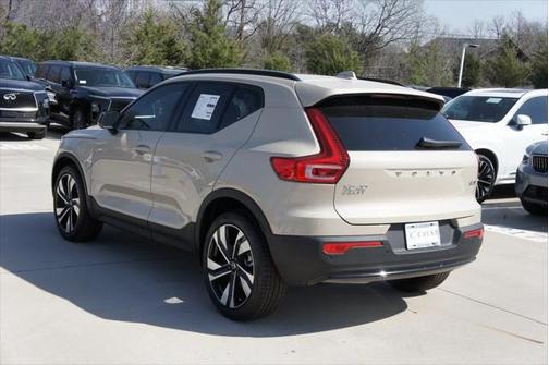 2025 Volvo XC40 B5 Ultra Dark Theme