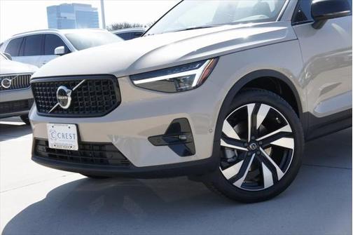 2025 Volvo XC40 B5 Ultra Dark Theme