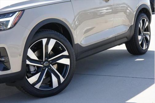 2025 Volvo XC40 B5 Ultra Dark Theme