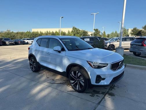 2024 Volvo XC40 B5 Plus Bright Theme