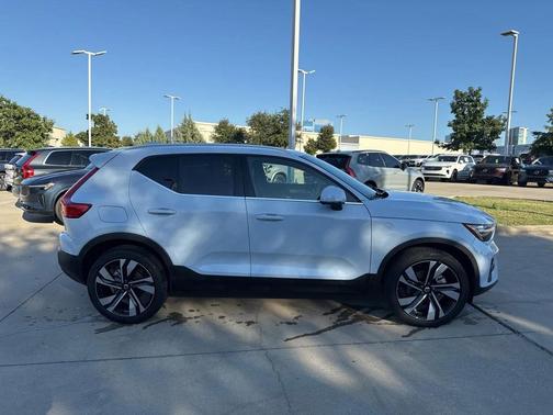 2024 Volvo XC40 B5 Plus Bright Theme
