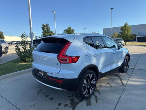 2024 Volvo XC40 B5 Plus Bright Theme