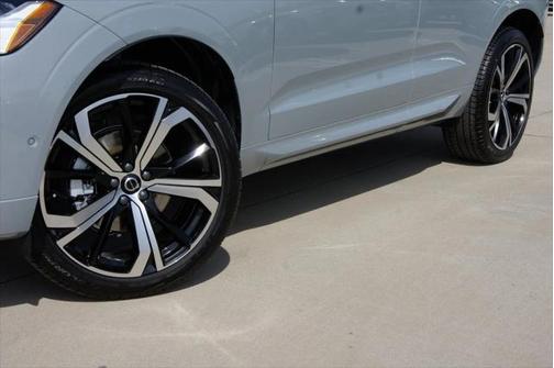 2025 Volvo XC60 B5 Ultra