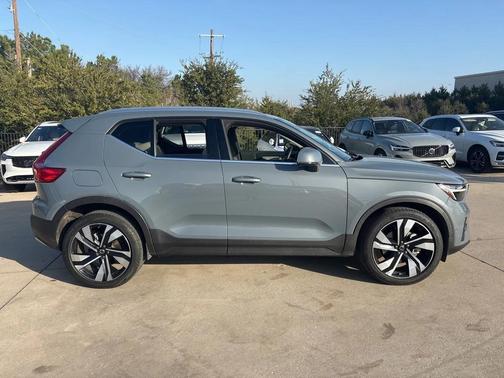 2023 Volvo XC40 Plus Bright Theme
