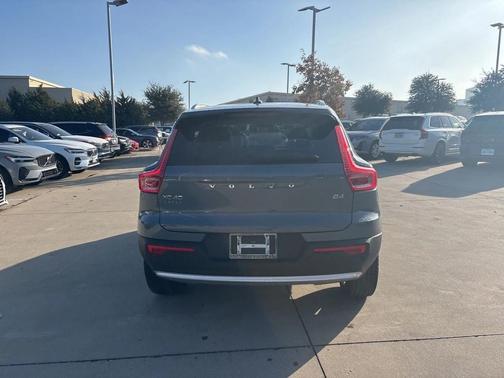 2023 Volvo XC40 Plus Bright Theme