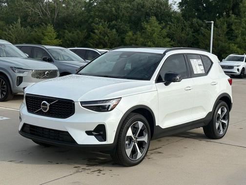 Crystal White 2026 Volvo XC40 B5 Plus