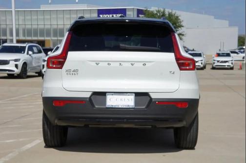2022 Volvo XC40 T4 R-Design