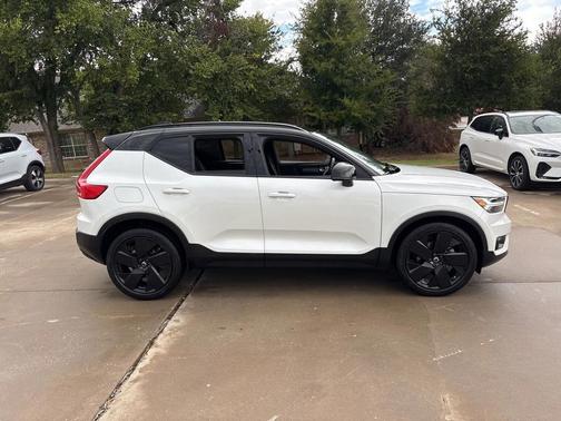 2022 Volvo XC40 T4 R-Design