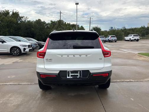 2022 Volvo XC40 T4 R-Design