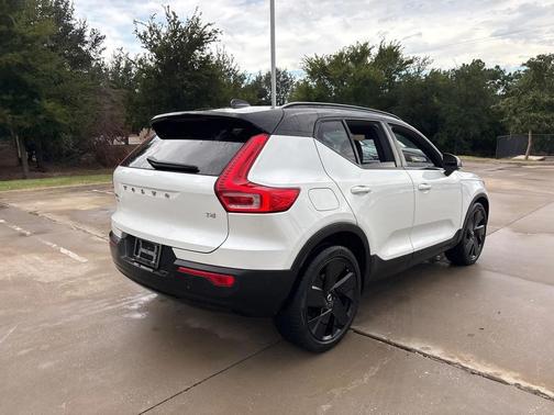 2022 Volvo XC40 T4 R-Design