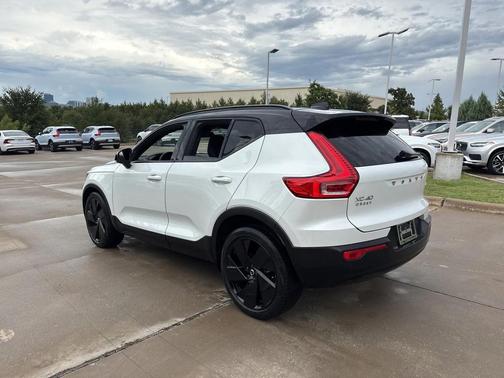 2022 Volvo XC40 T4 R-Design