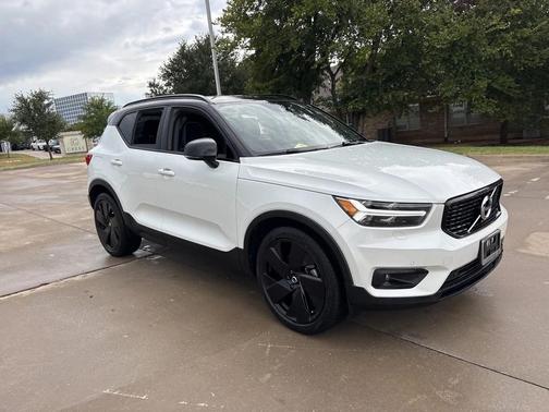 2022 Volvo XC40 T4 R-Design