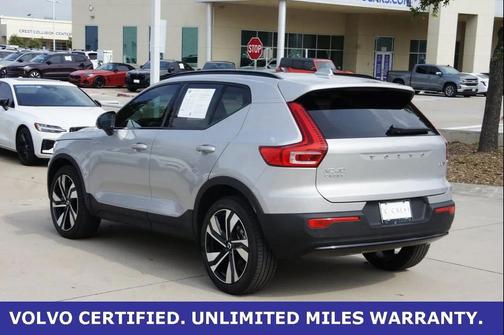 2025 Volvo XC40 B5 Plus Dark Theme