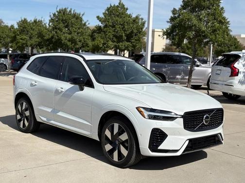 2024 Volvo XC60 Recharge Plug-In Hybrid T8 Plus Dark Theme