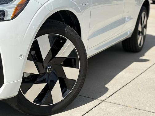 2024 Volvo XC60 Recharge Plug-In Hybrid T8 Plus Dark Theme