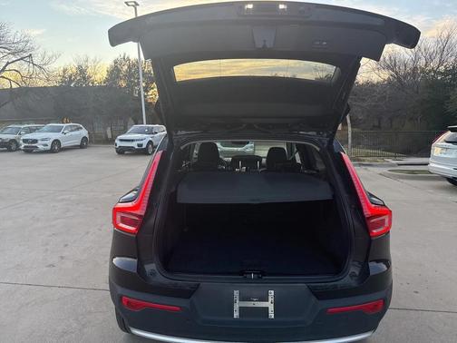 2025 Volvo XC40 B5 AWD