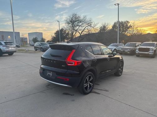 2025 Volvo XC40 B5 AWD